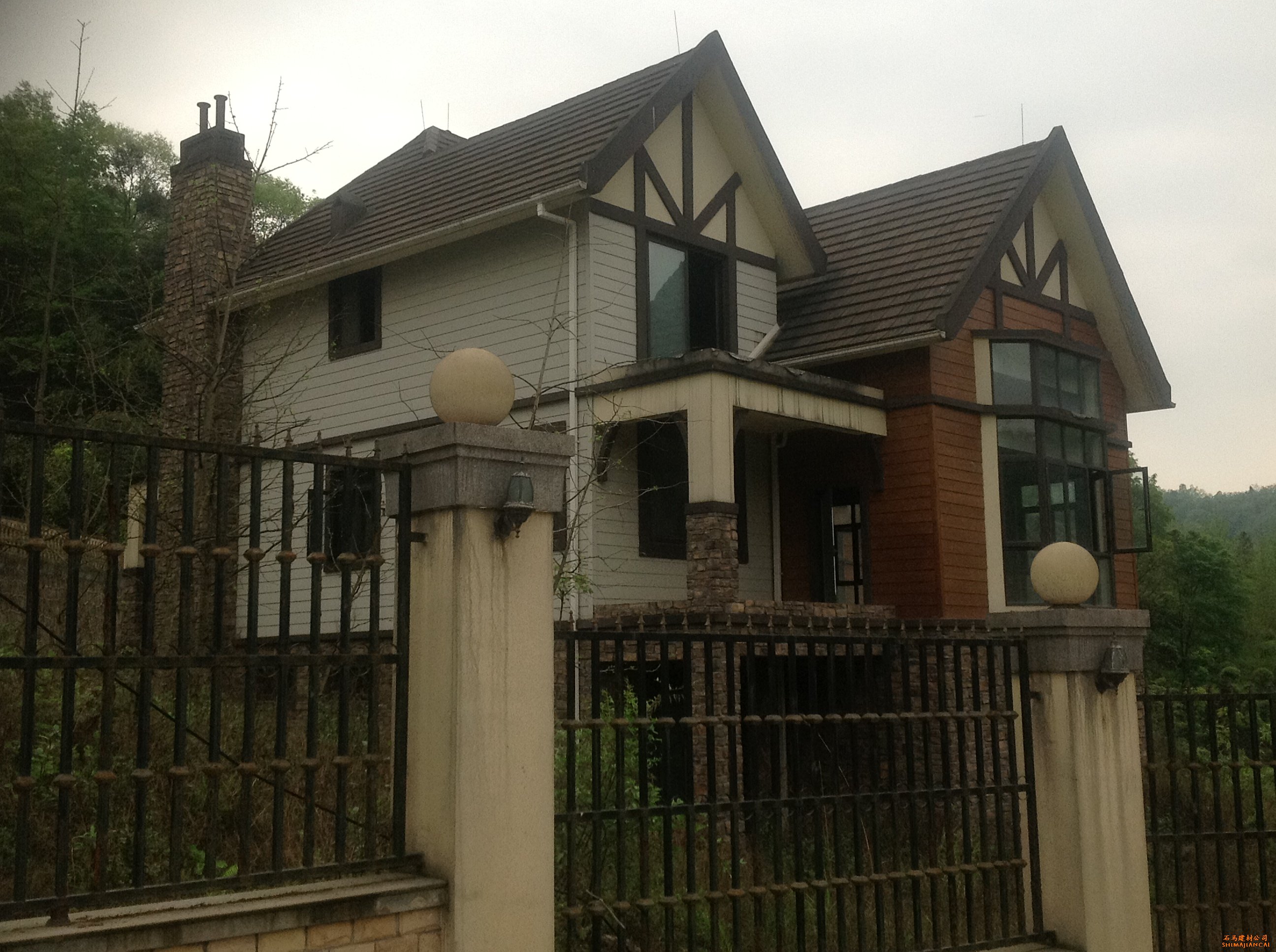 別墅采用無機(jī)預(yù)涂板的